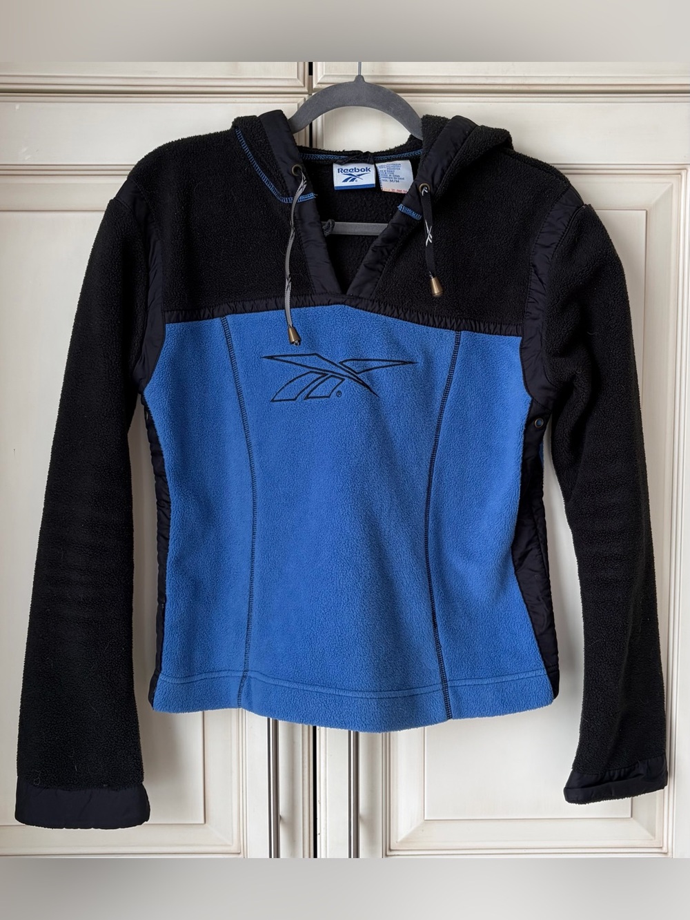 Vintage Y2K Reebok Black and Blue Fleece Hoodie. Medium.